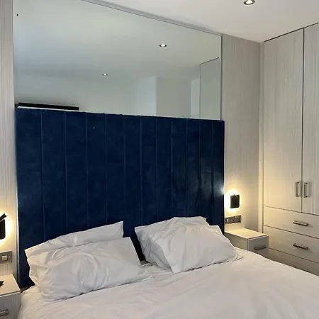 Cottage-sleeps 5-parking-near Beach-fireplace *