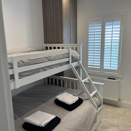 Cottage-sleeps 5-parking-near Beach-fireplace * Buncrana