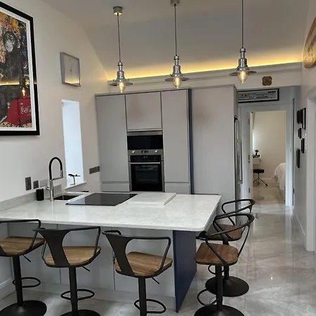 3 Bedrooms - 6 Guests - Fireplace - Near