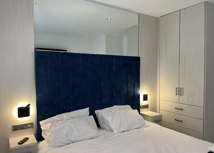 Cottage-sleeps 5-parking-near Beach-fireplace *