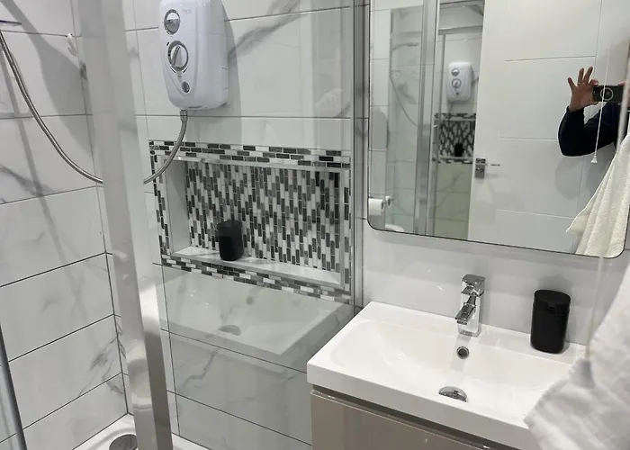 Дом отдыха Cottage-sleeps 5-parking-near Beach-fireplace