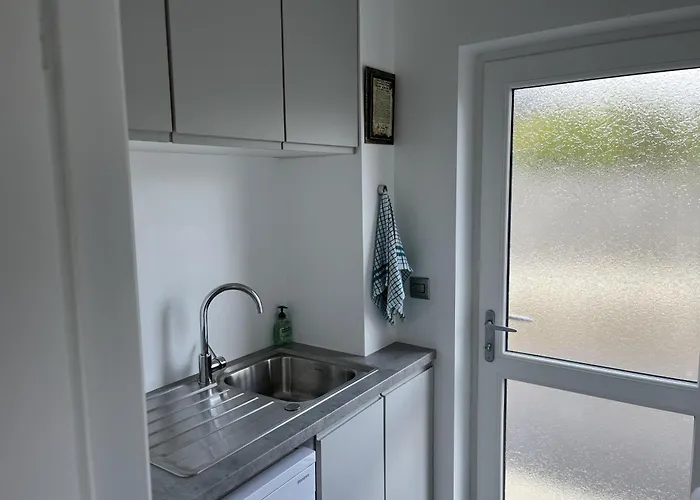 Cottage-sleeps 5-parking-near Beach-fireplace 別荘 *