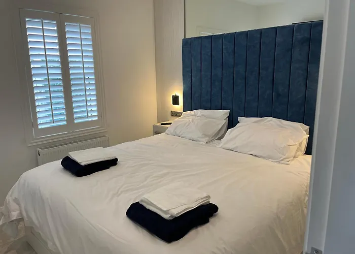 Дом отдыха Cottage-sleeps 5-parking-near Beach-fireplace