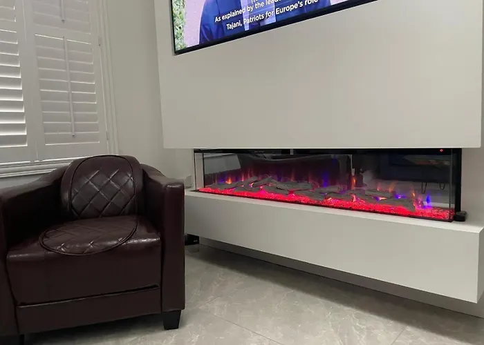 Cottage-sleeps 5-parking-near Beach-fireplace 別荘 *